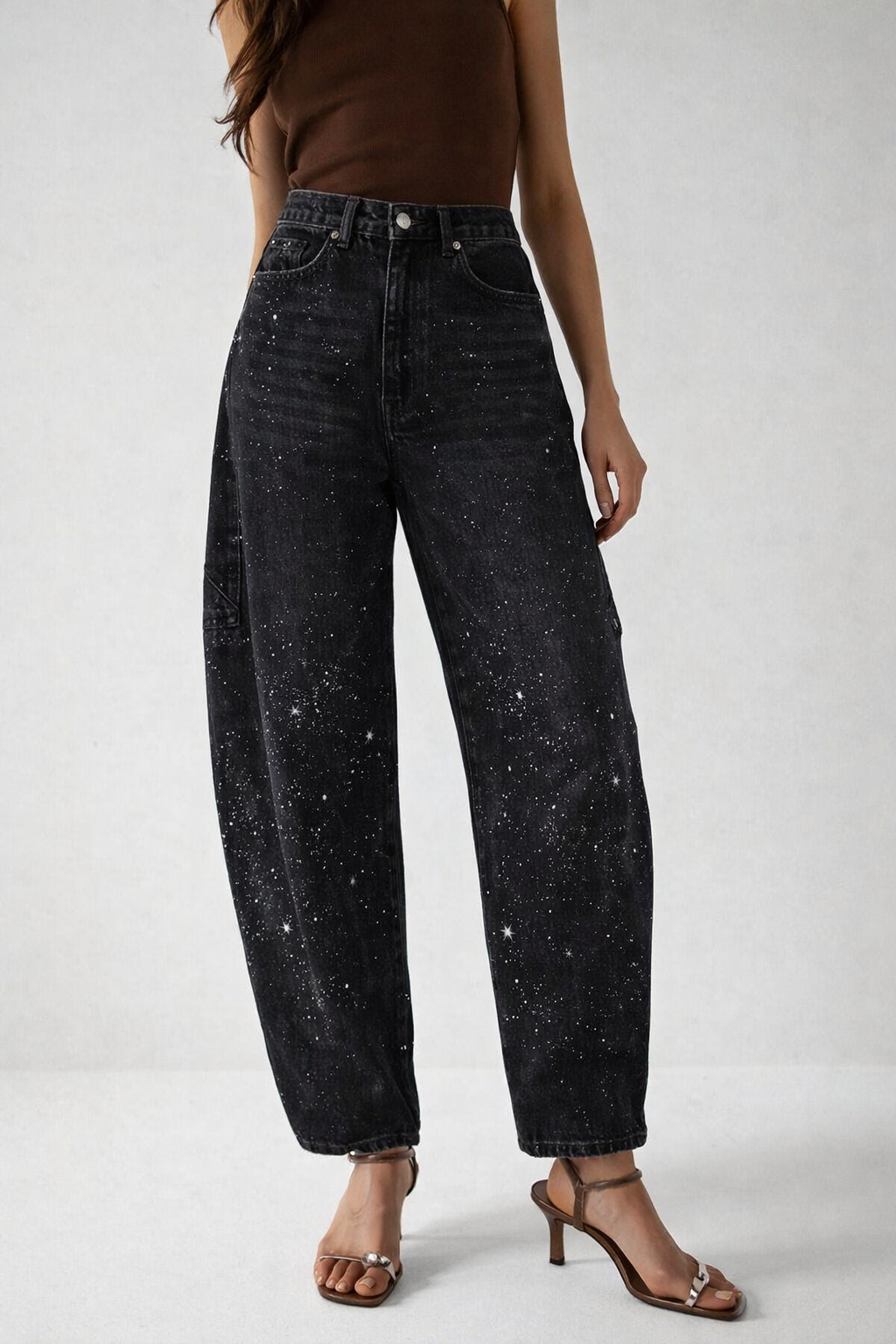 Vielseitige Damenjeans im Balloon Fit mit stylischen Tischlerdetails; eine moderne und komfortable Wahl für jeden Tag.