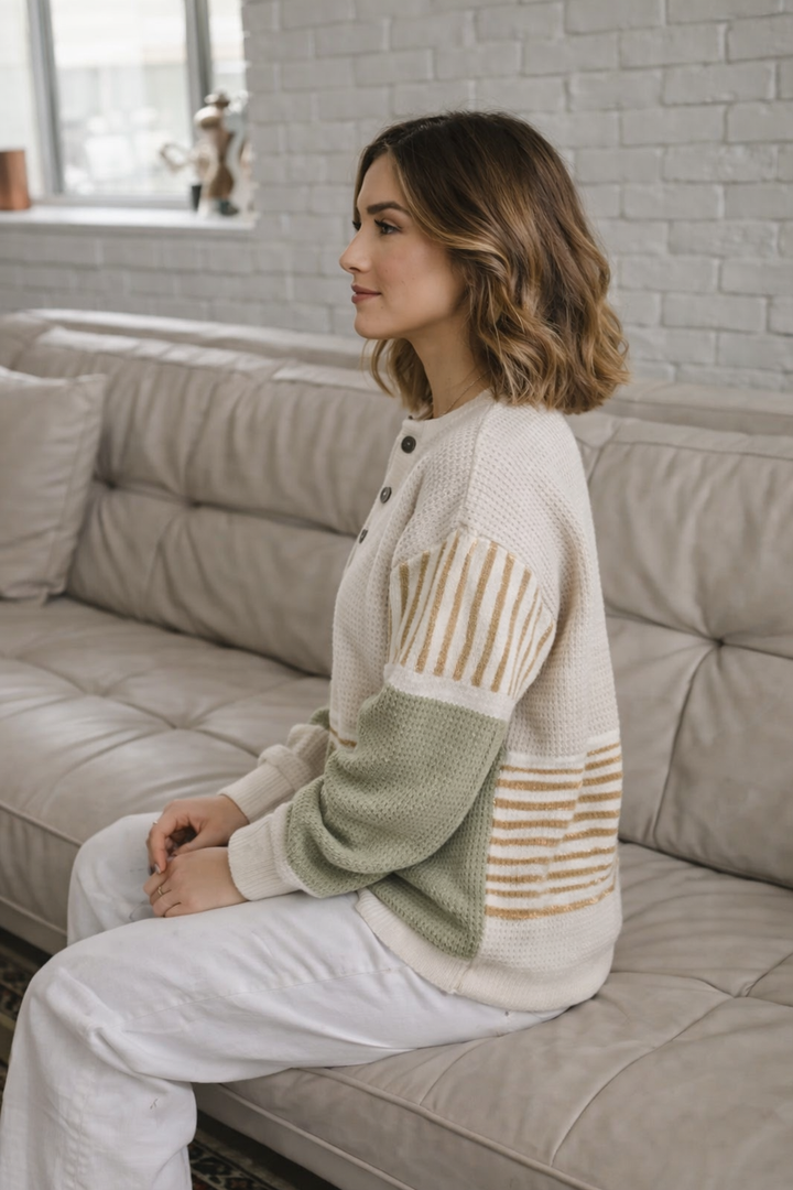 Frontansicht: Stylisches Damen Sweatshirt gemustert, locker geschnitten, bietet Komfort und Stil.