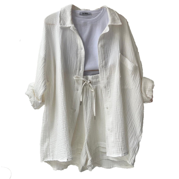 Dreiteiliges Damen-Sommerset: Bequemes Hemd, Crop-Top und luftige Shorts, ideal für warme Tage.