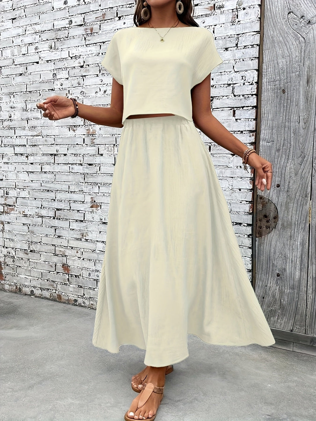 Apricotfarbenes elegantes Sommer-Outfit: Zweiteiliges Crop Top & Maxirock Set für Damenmode.