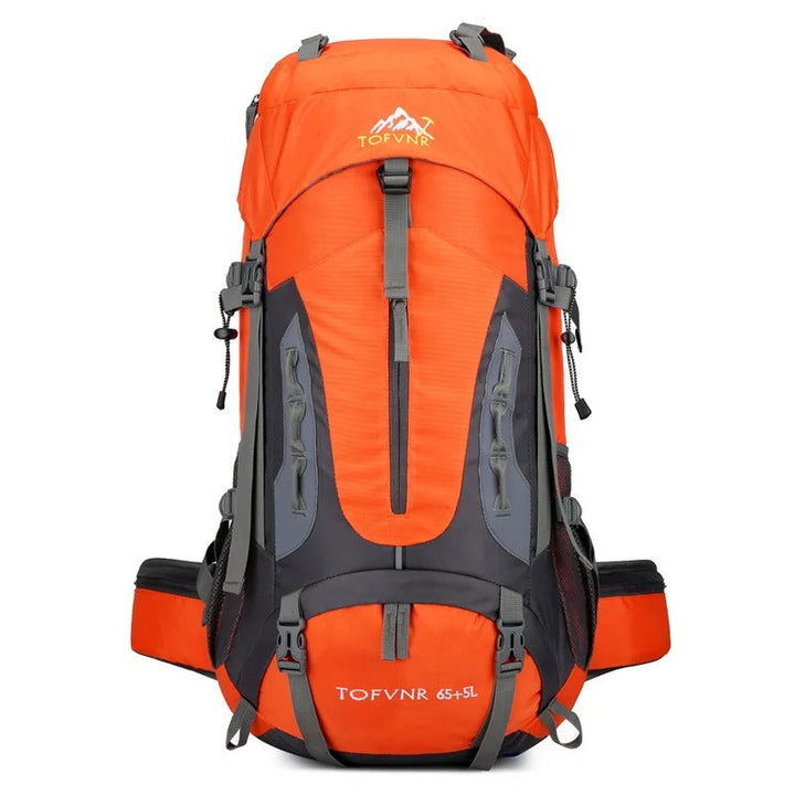 Großaufnahme des 45L Trekking-Rucksacks AquaTrek, zeigt hochwertige Materialien.
