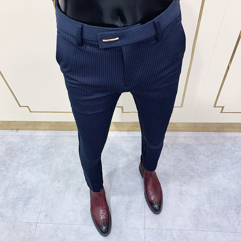 Schicke Herren Anzughose Nadelstreifen Slim Fit. Perfekte Businesshose für ein elegantes Büro-Outfit & formelle Events.