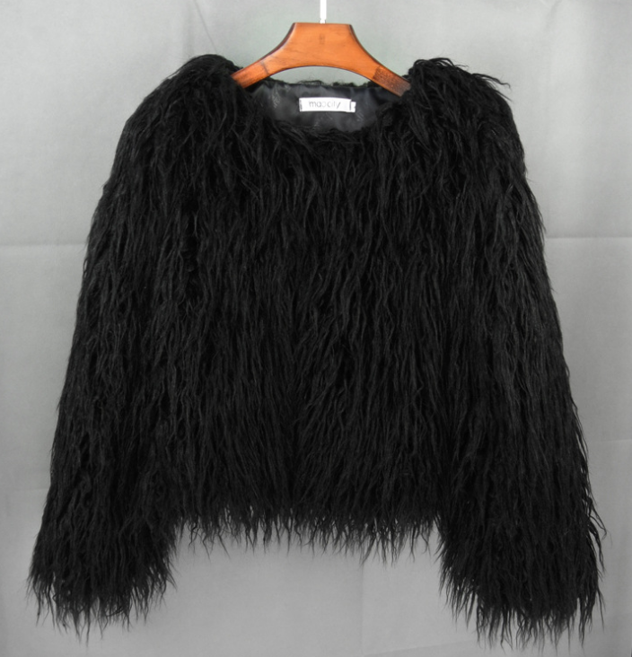 Eleganter Damen Herbst-/Wintermantel aus Kunstpelz, warm und modern.
