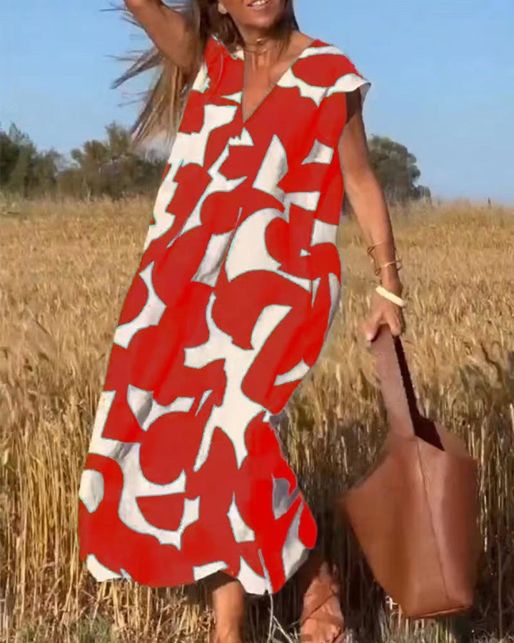 Nahaufnahme des einzigartigen Drucks auf dem locker geschnittenen Damen Sommer Maxikleid mit elegantem V-Ausschnitt.