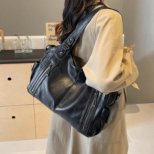 Schwarze Freizeittasche für Damen, als Reisetasche oder geräumige Schultertasche verwendbar.