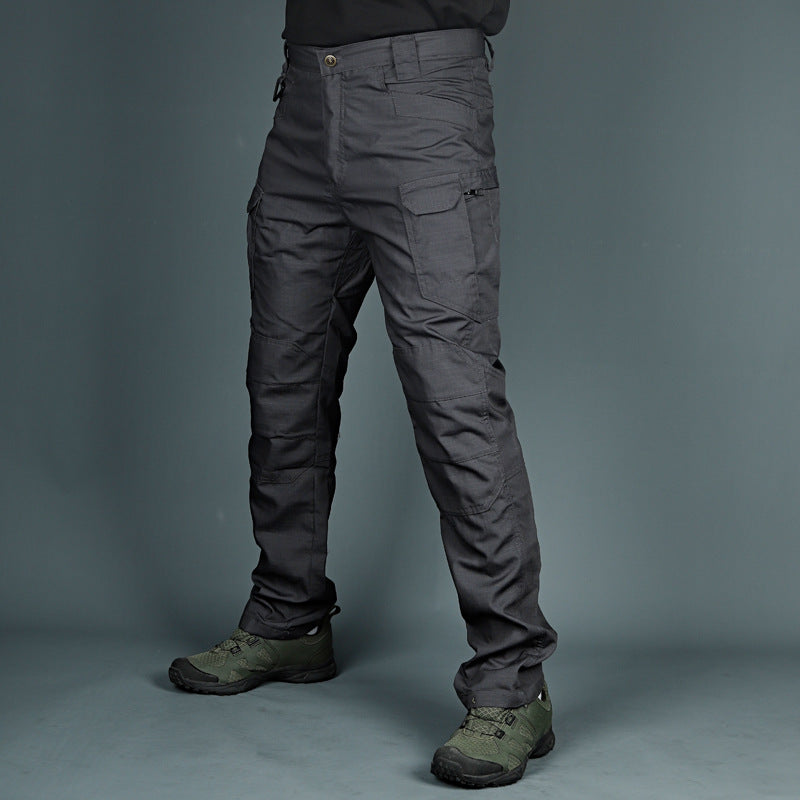 Detailaufnahme der Multipaschen an der taktischen Camouflage-Hose für Herren. Praktisch & funktional.