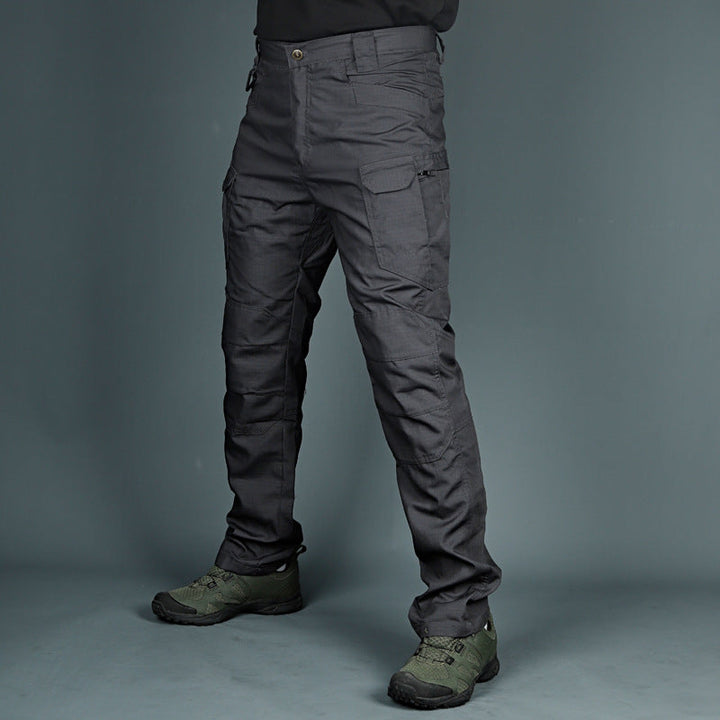 Detailaufnahme der Multipaschen an der taktischen Camouflage-Hose für Herren. Praktisch & funktional.
