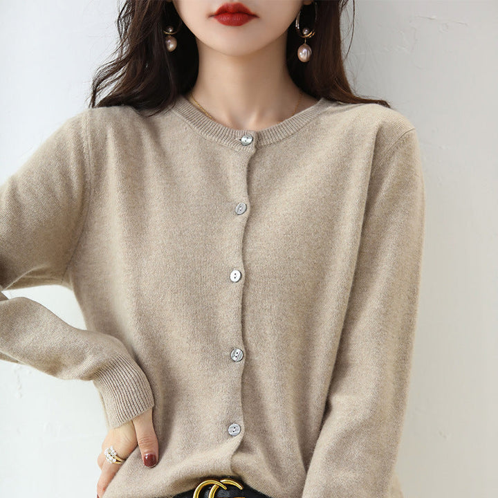 Kurzer Damen Cardigan, locker geschnitten, mit praktischem Knopfverschluss, modisch und vielseitig.