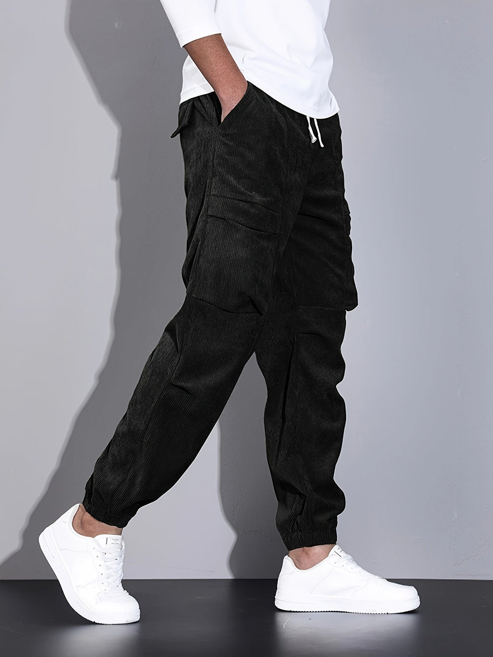 Locker geschnittener Herren Jogger mit elastischem Bund, ideal für maximalen Komfort im Alltag.