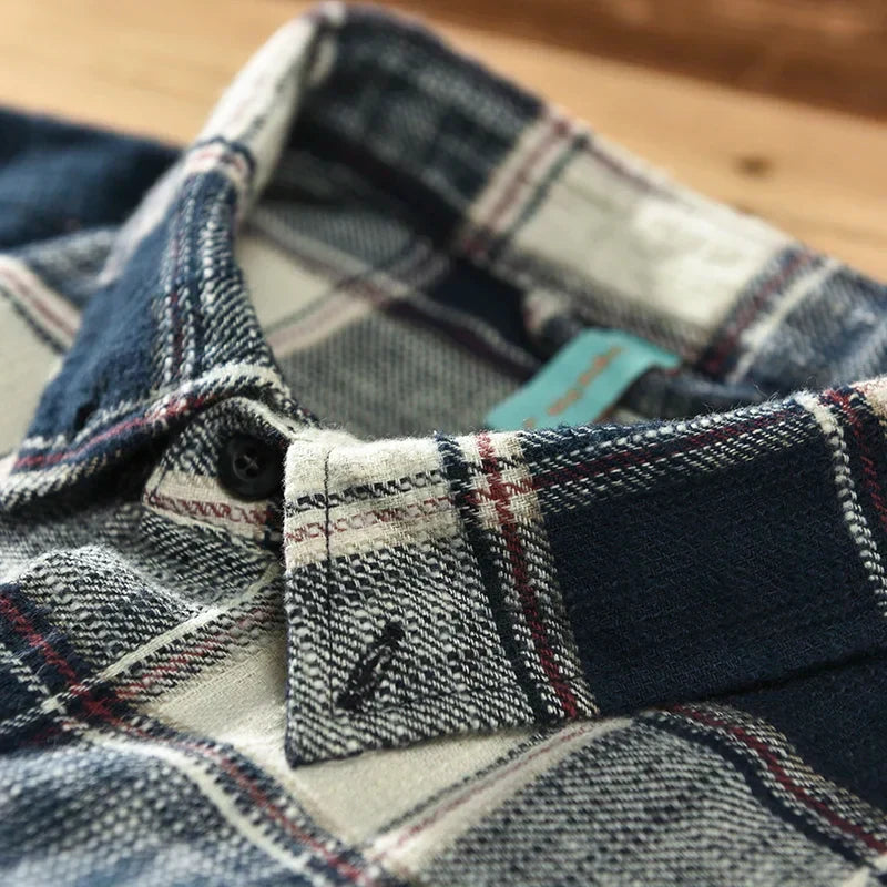Herren-Langarmhemd mit klassischem Karomuster in Rot und Blau, Knopfleiste und Kragen.