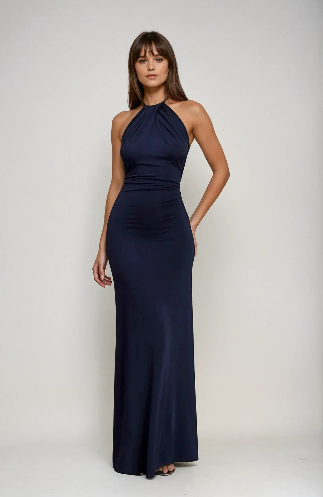 Model trägt elegantes Damen Neckholder Maxikleid in A-Linie, fließend, ideal für einen Sommerabend.