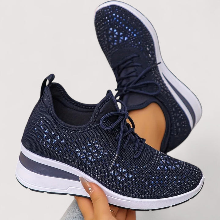 Nahaufnahme des glitzernden Obermaterials der Damen Sneaker. Atmungsaktiv, chic & modern.