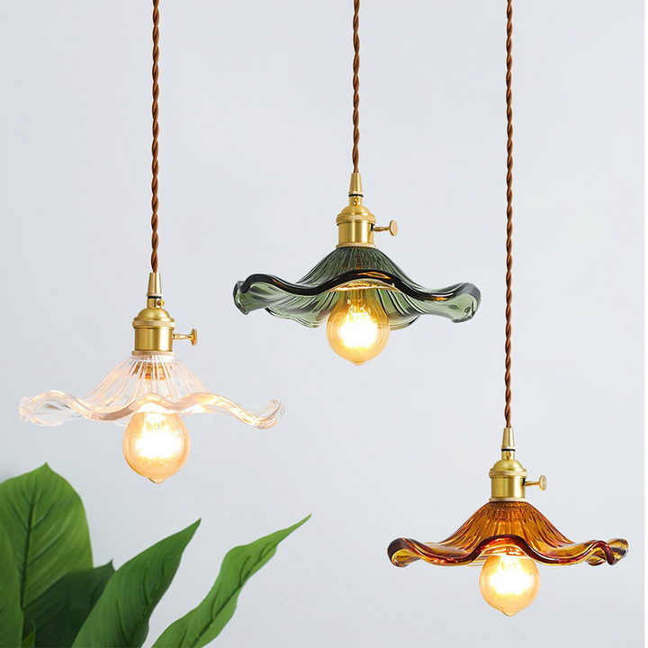 Elegante Hibiskusblüten Pendelleuchte aus Glas & Messing, stilvolle Deckenlampe für Wohnzimmer.