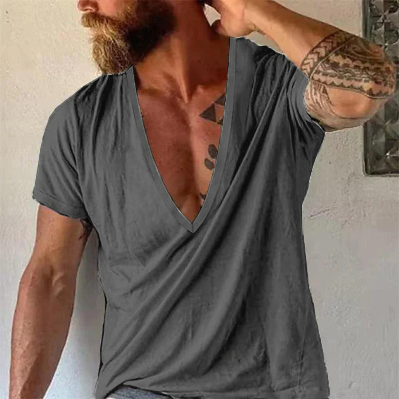 Einfarbiges Herren T-Shirt mit tiefem V-Ausschnitt & Kurzarm. Basic, modern, bequem für Casual & Sommer.