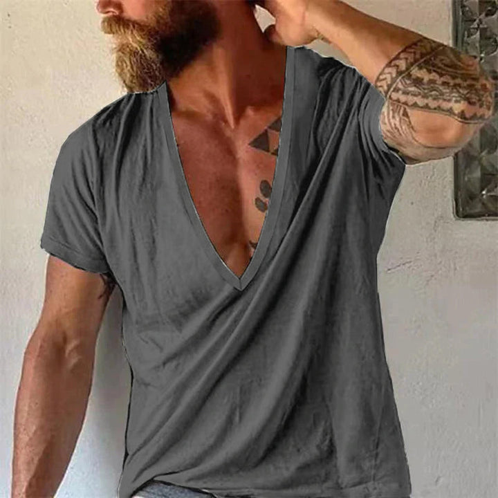 Einfarbiges Herren T-Shirt mit tiefem V-Ausschnitt & Kurzarm. Basic, modern, bequem für Casual & Sommer.