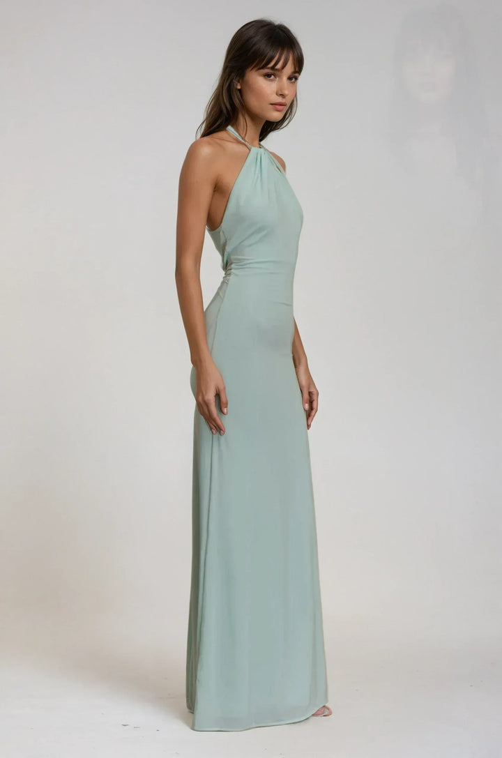 Nahaufnahme des fließenden Stoffes am eleganten Damen Neckholder Maxikleid, perfekt für festliche Anlässe.