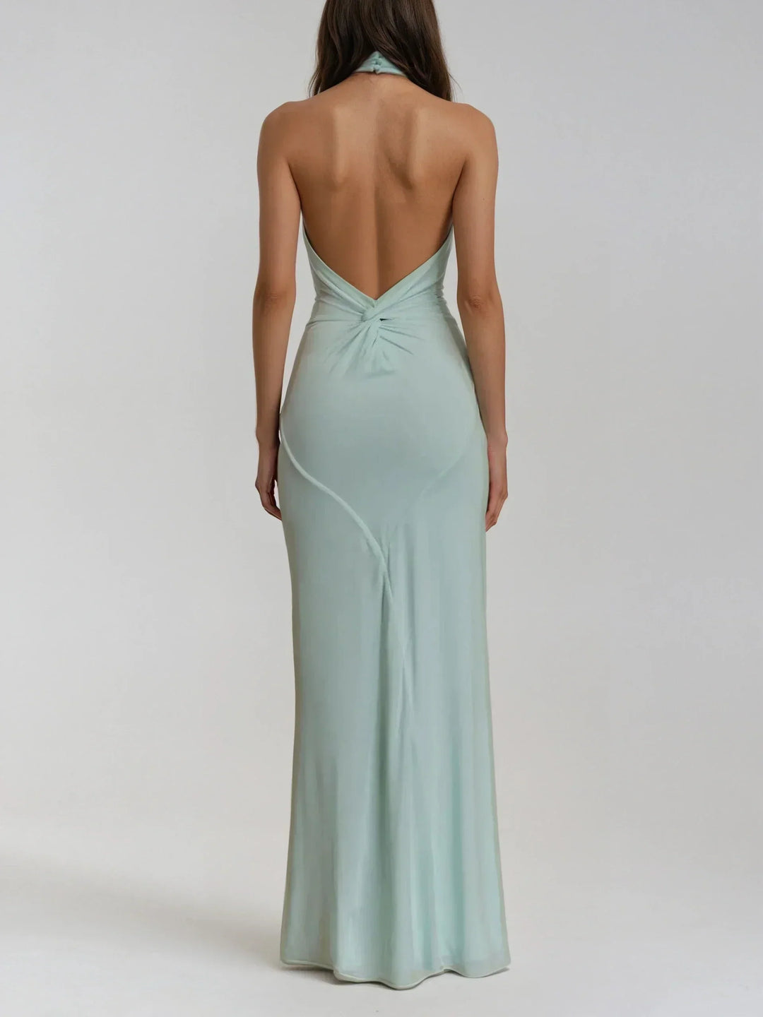 Detailaufnahme des eleganten Neckholders am Damen Maxikleid, betont Schultern. Schickes Abendkleid für Frauen.