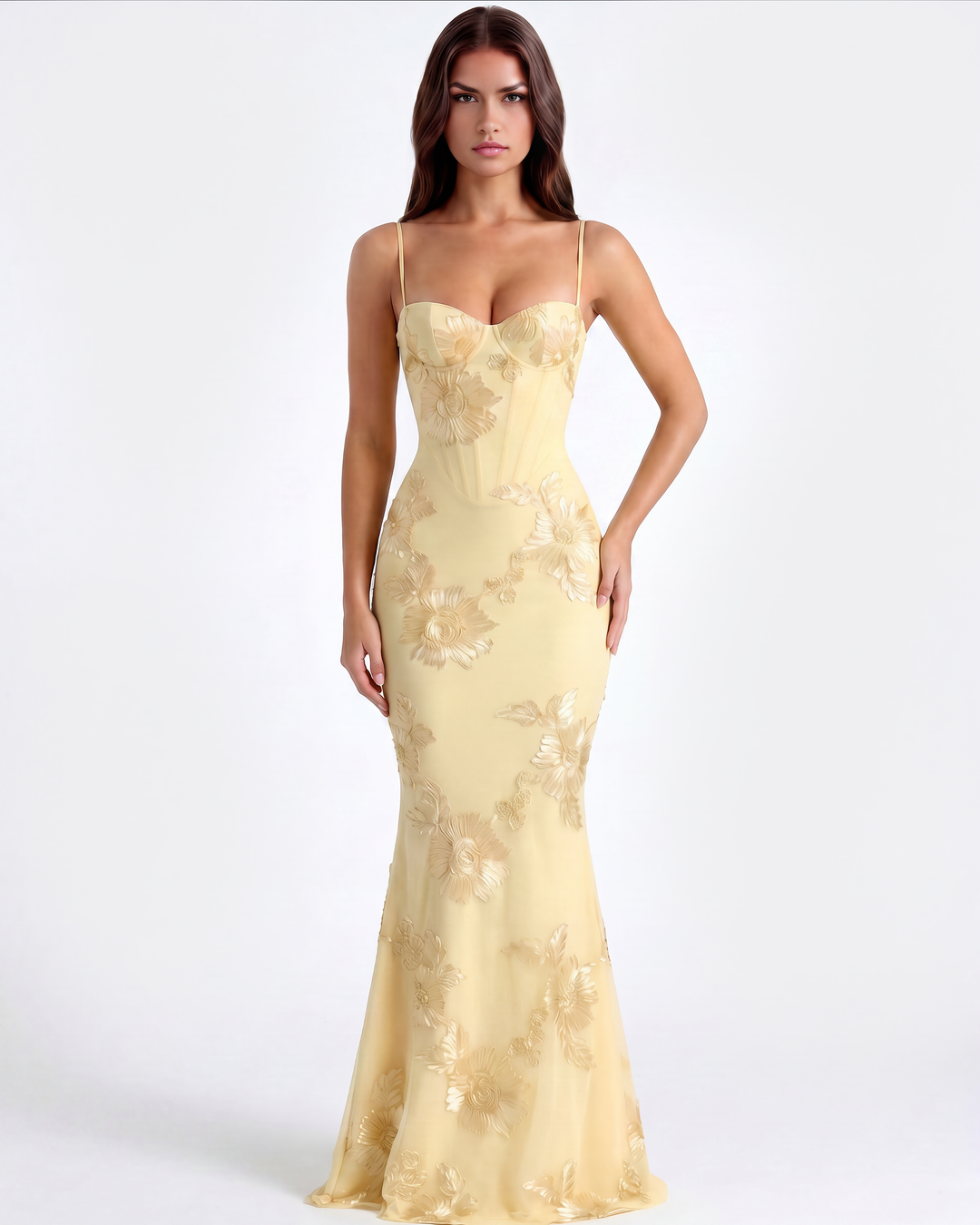 Wunderschönes buttergelbes Damen-Maxikleid, elegant und fließend, mit Blumen für festliche Abende.