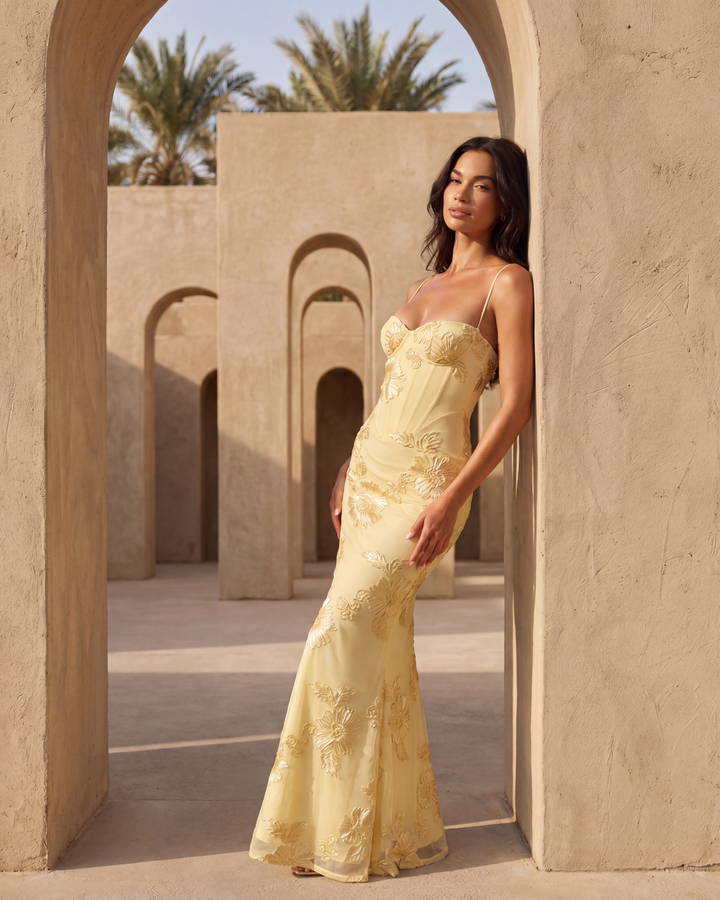 Formelles Damenkleid in Butter Gelb mit Blumen für Hochzeitsgäste. Ein elegantes Festkleid.