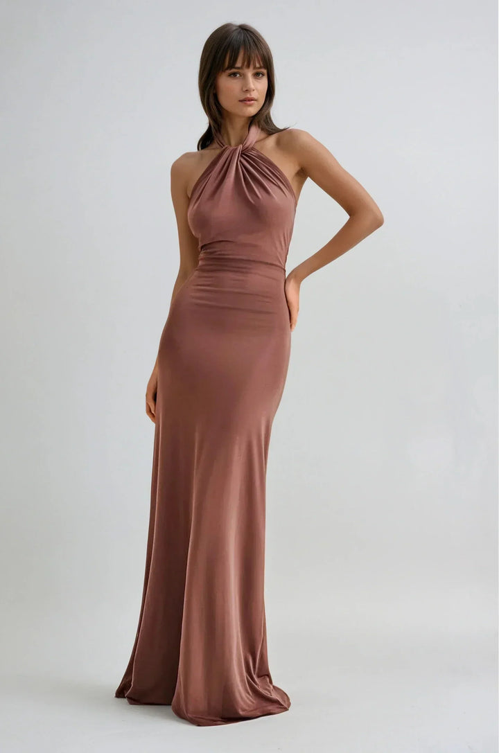 Nahaufnahme der A-Linien-Form des eleganten Damen Neckholder Maxikleids, fließend und bequem.