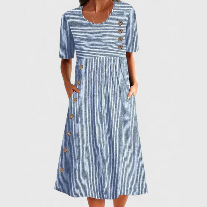 Lockeres gestreiftes Midikleid für Damen mit 3/4 Ärmeln. Bequemes Sommer-Freizeitkleid für den Alltag.