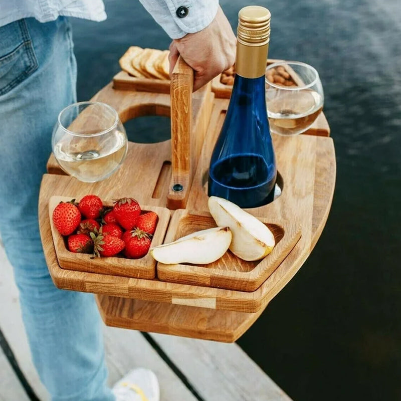 Tragbarer Picknick-Weintisch aus Holz für Outdoor-Genuss im Garten, am Strand oder beim Camping. Praktisch & klappbar.