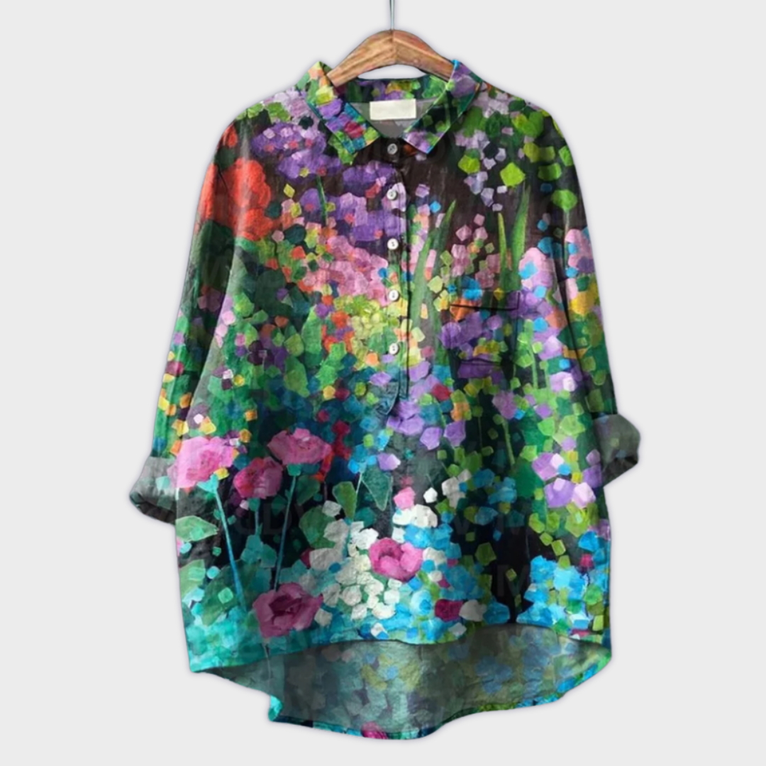 Damenbluse mit buntem Blütenmuster für einen eleganten Sommer-Look.