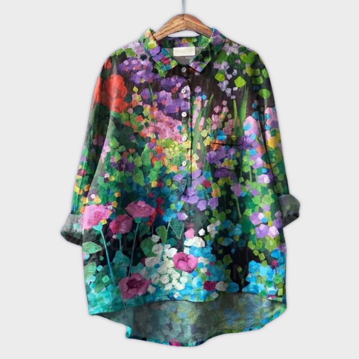 Damenbluse mit buntem Blütenmuster für einen eleganten Sommer-Look.