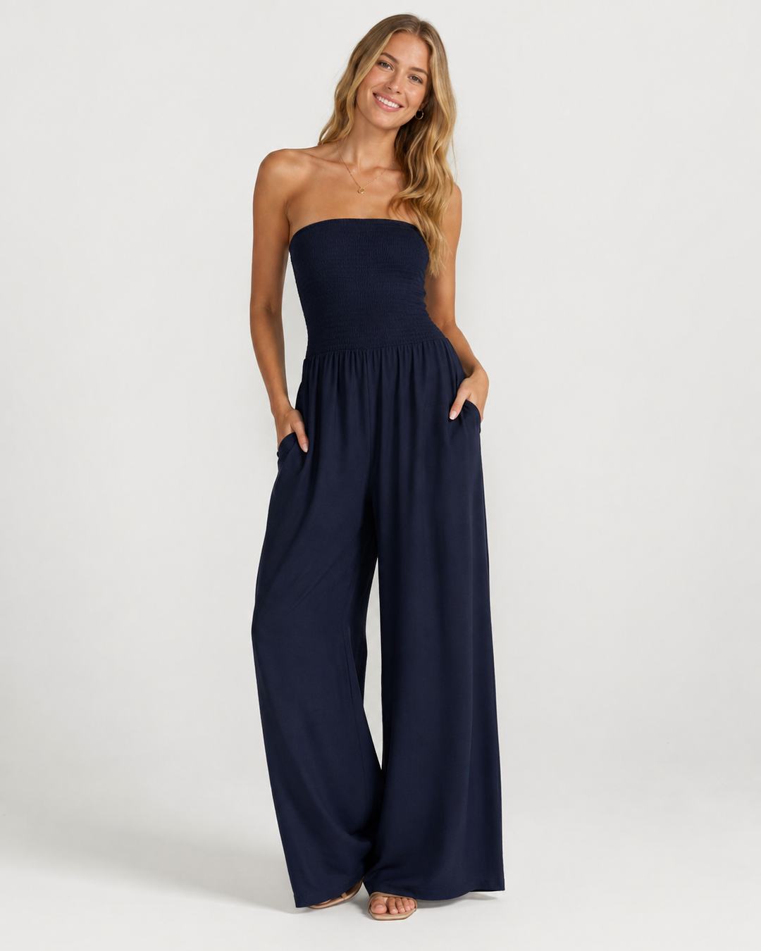 Zeitloser Damen Overall mit Rückenfreiheit und weitem Bein. Vielseitige Frauen Mode für Feiern.