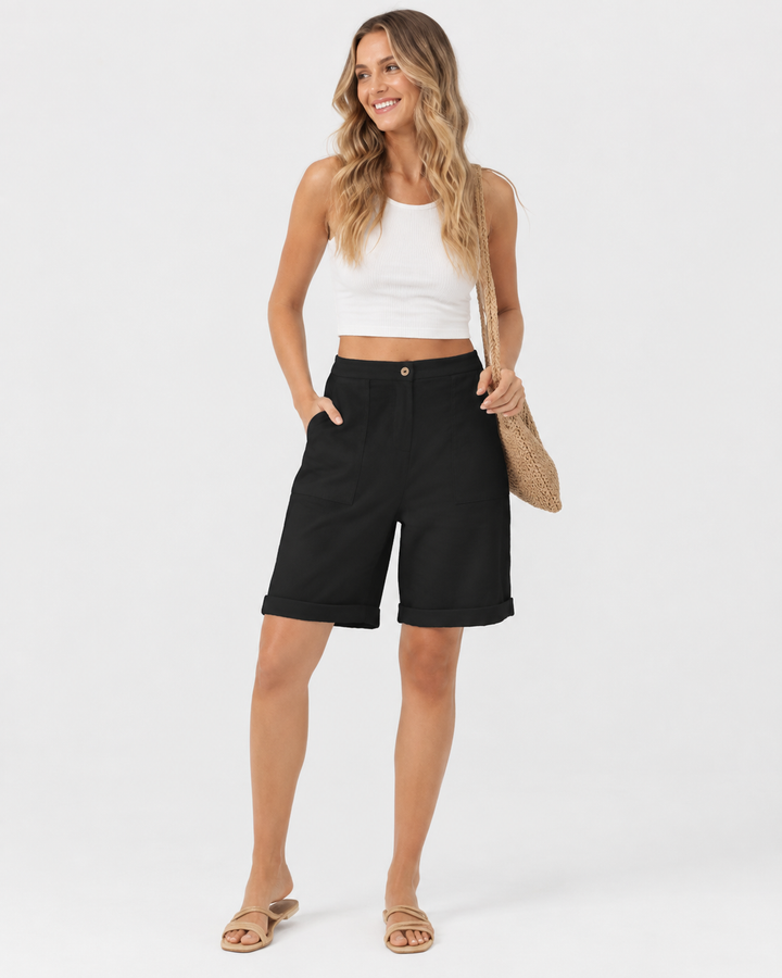 Frontansicht der weiten Damen Sommer Shorts mit hohem Bund. Locker & bequem, ideal für Freizeit, Urlaub & Alltag.