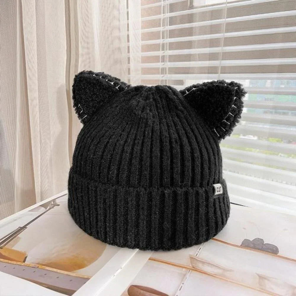 Warme Damen Wintermütze mit Katzenohren, kuscheliges Strickdesign für modebewusste Frauen.