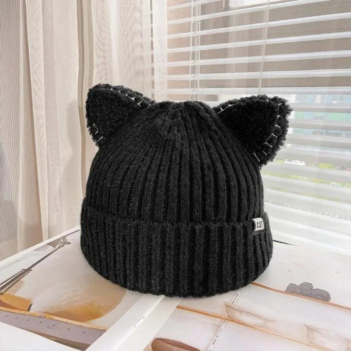 Warme Damen Wintermütze mit Katzenohren, kuscheliges Strickdesign für modebewusste Frauen.