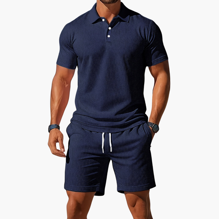 Bequemes Herren Sommer Set: Lässiges Polohemd & sportliche Shorts, ideal für warme Sommertage.