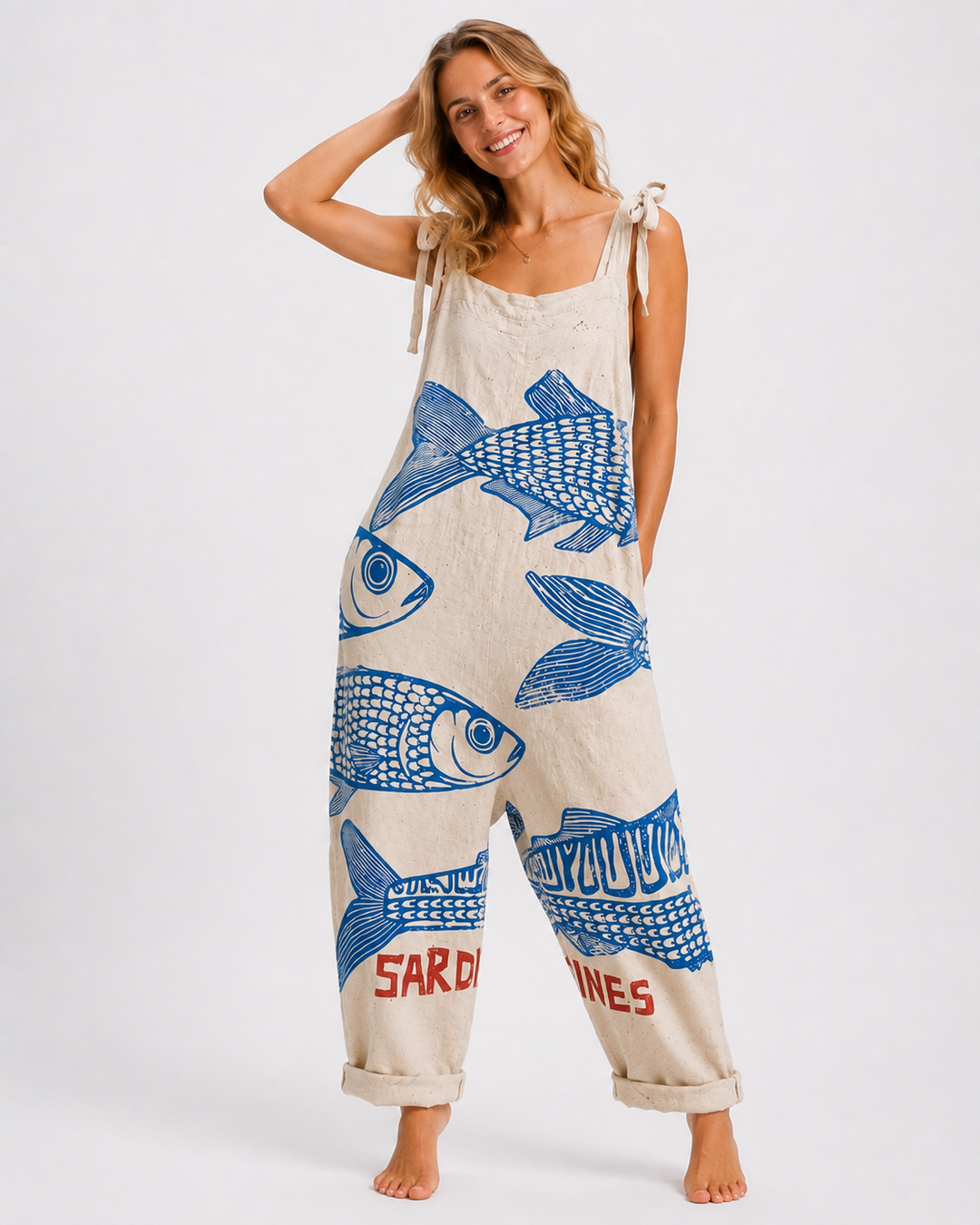 Bequemer Damen Latzanzug mit Fischdruck. Ideal als lockeres Strandoutfit oder Freizeit Overall für den Urlaub.