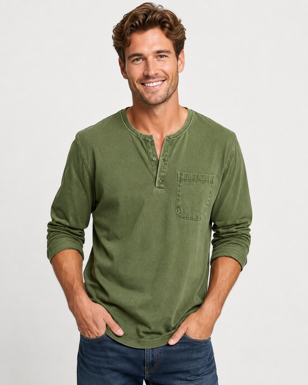 Stylisches Herren Langarmshirt mit Henley-Kragen, ideal für vielseitige Outfits. Bequeme Mode für jeden Anlass.