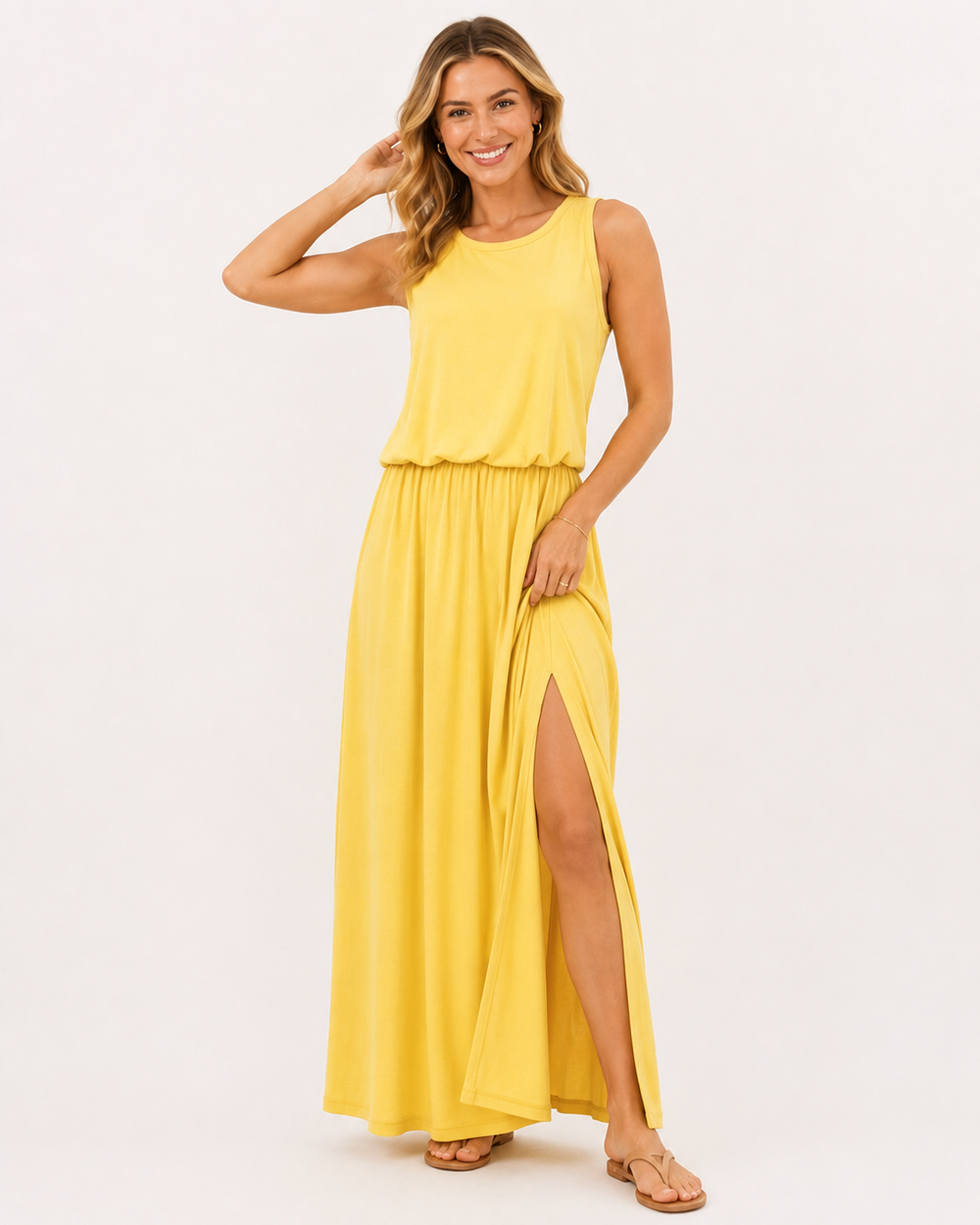 Komfortables, gelbes Oversize-Damenkleid mit elegantem Schlitz, perfekt als luftiges Strand- oder Casual-Sommerkleid.