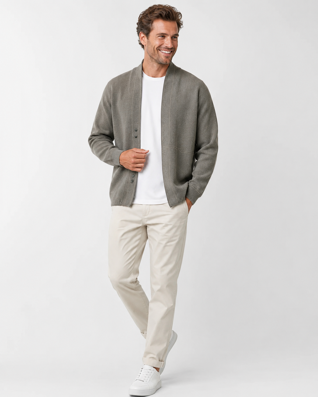 Klassischer Herren Sweatermantel mit V-Ausschnitt und Knopfleiste. Vielseitige Übergangsjacke für stilvolle Looks.