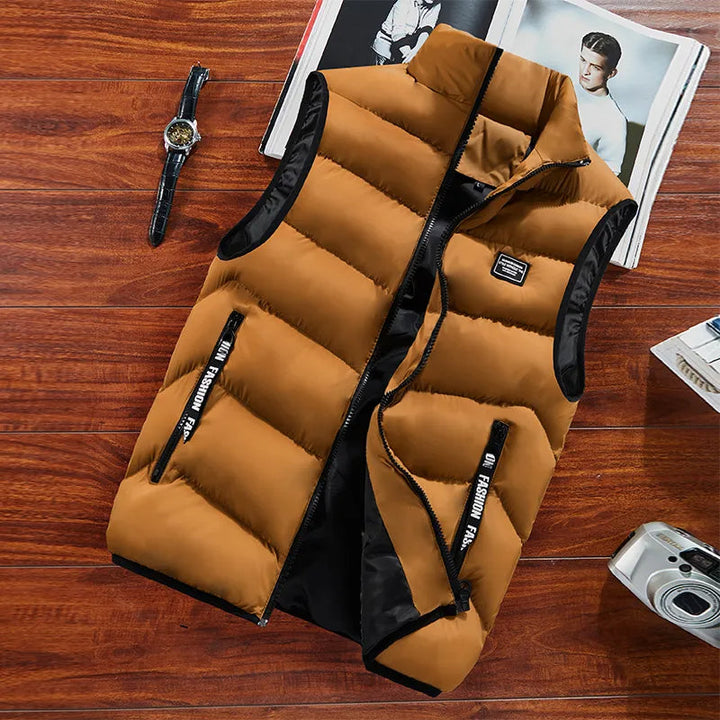 Mann trägt modernen Herren Winter Bodywarmer, perfekte ärmellose Winterweste für Übergangszeit und Outdoor-Freizeit.