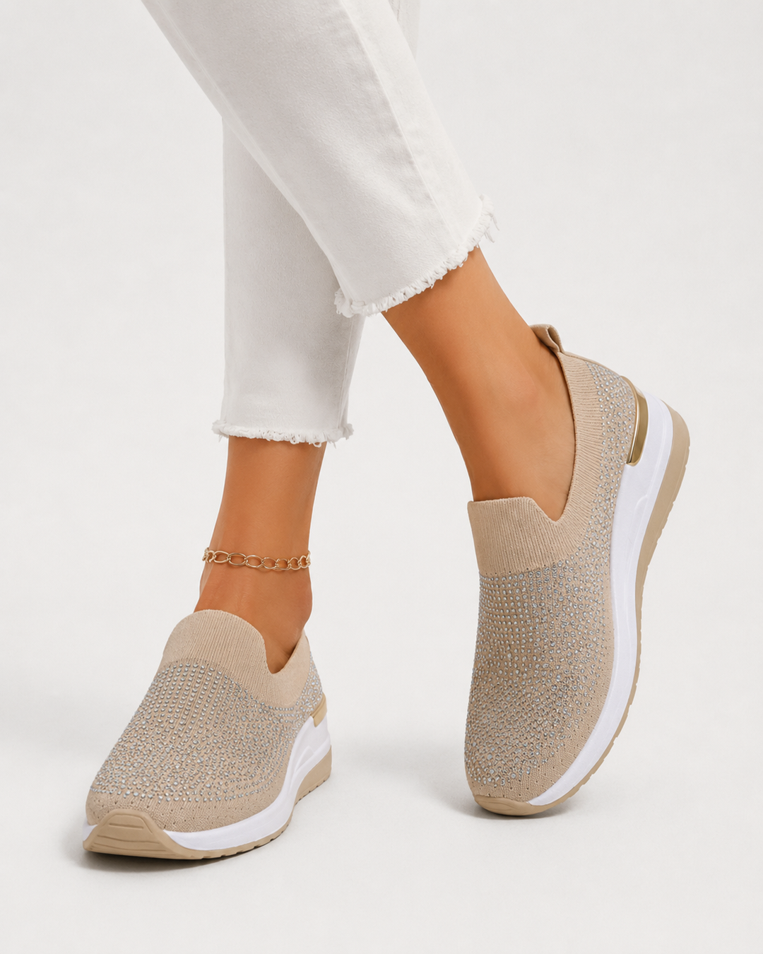 Damen Strass Sneaker am Fuß getragen, betonen den casual Stil und den hohen Tragekomfort im Alltag.