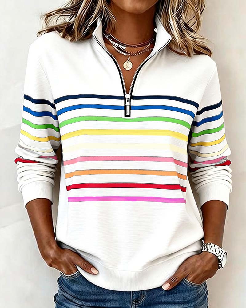 Nahaufnahme eines gestreiften Damen-Strickpullovers in sanften Pastellfarben mit bequemer Passform.