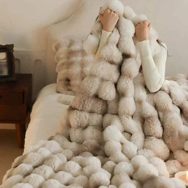 Luxuriöse Flausch-Decke aus weichem Kunstpelz-Polyester, ideal als Wohndecke oder Reisedecke. Gemütlich & warm.