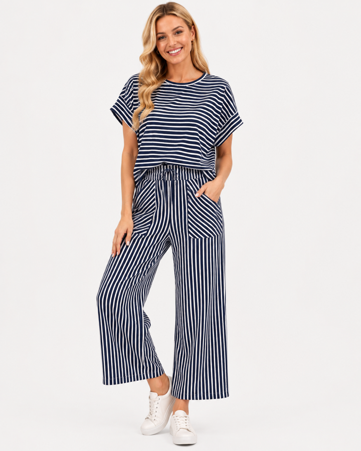 Nahaufnahme des weichen Stoffes des Damen Streifen Sets. Hochwertige Freizeitkleidung mit Komfort.