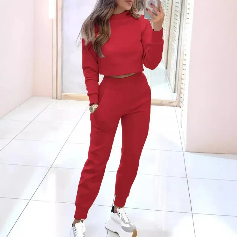 Damen Loungewear Set mit stilvollem Cropped Pullover und passender Jogginghose für moderne Freizeitlooks.
