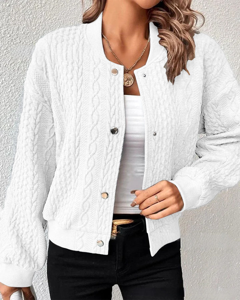 Detailansicht der Knöpfe und des weichen Materials der eleganten Damen Strickjacke. Hochwertige Qualität.