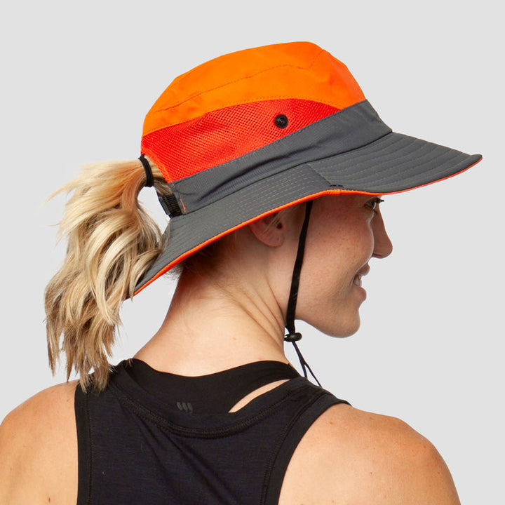 Atmungsaktiver Damen Sonnenhut Liane mit UV-Schutz & Pferdeschwanzöffnung. Perfekt für warme Sommertage.
