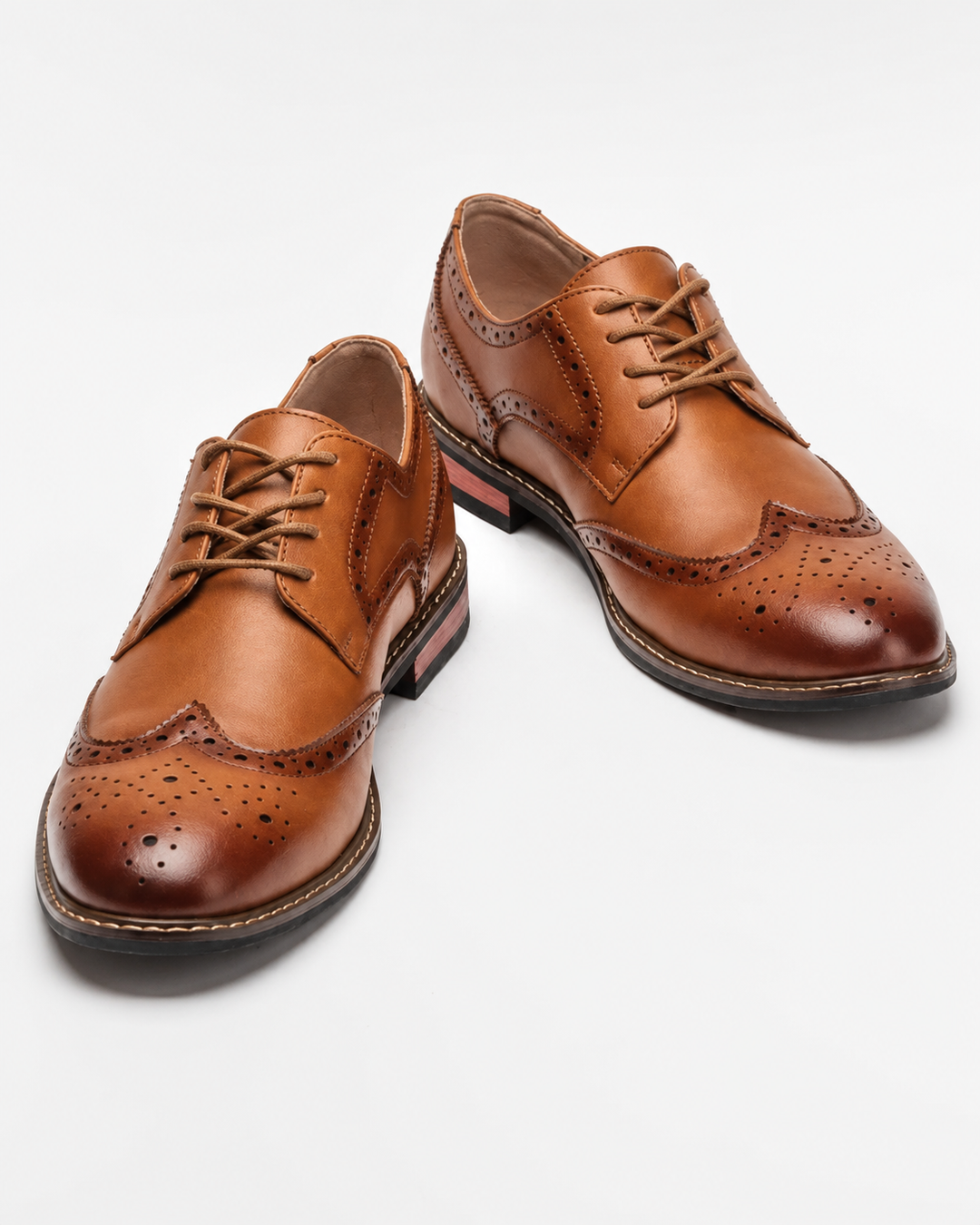 Detaillierte Herren Brogue Schuhe mit eleganter Lochverzierung. Klassische formelle Schnürschuhe für besondere Anlässe.
