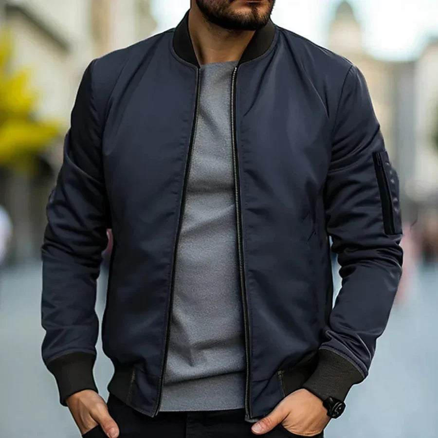Mann trägt stilvolle leichte Herren Bomberjacke. Perfekter Regular Fit für Streetwear und Freizeitlooks.