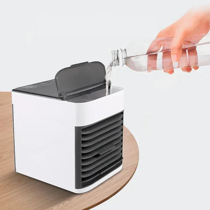Tragbare ChillWave Mini-Klimaanlage auf Schreibtisch, ideal für persönliche Kühlung und besseres Raumklima.