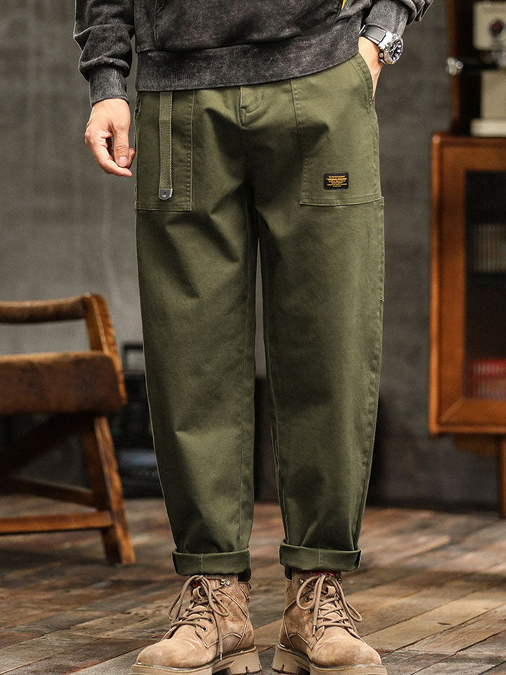 Armeegrüne Herren Cargohose, robust & bequem. Ideal als Freizeithose mit praktischen Taschen.