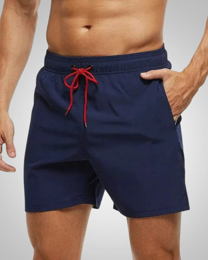 Sportliche Herren Badehose, schnelltrocknend und kurz, perfekt für Pool, Strand und Freizeitaktivitäten im Sommer.